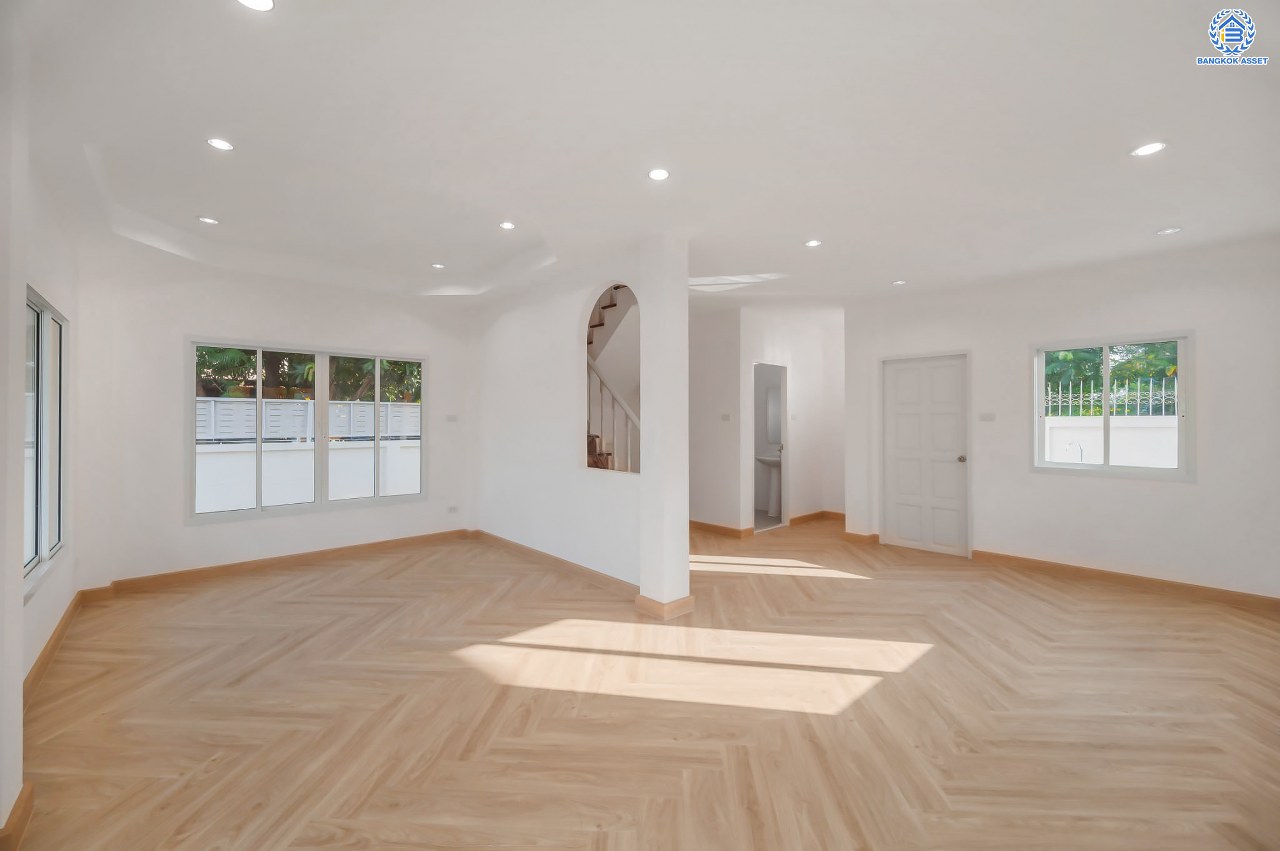 บ้านมือสองตกแต่งใหม่ โครงการ ประดับดาว5-6 ท่าอิฐ ตกแต่งครบครัน พร้อมอยู่ บนเนื้อที่ 52.8 ตร.ว. พื้นที่ใช้สอย 104.5 ตร.ม.  พร้อมฟังก์ชัน 3 ห้องนอน 2 ห้องน้ำ จอดรถได้ 1 คัน พื้นที่ใช้สอยกว้างขวาง บนทำเลที่ดีที่สุด เชื่อมต่อได้หลายเส้นทาง ใกล้รถไฟฟ้าสายสีม่วง "สถานีบางรักน้อยท่าอิฐ"